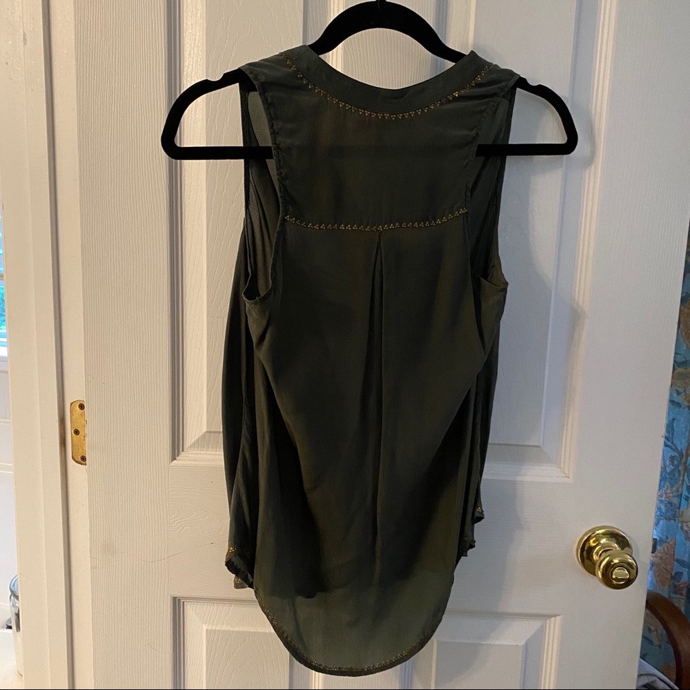 Sleeveless scoop neck blouse